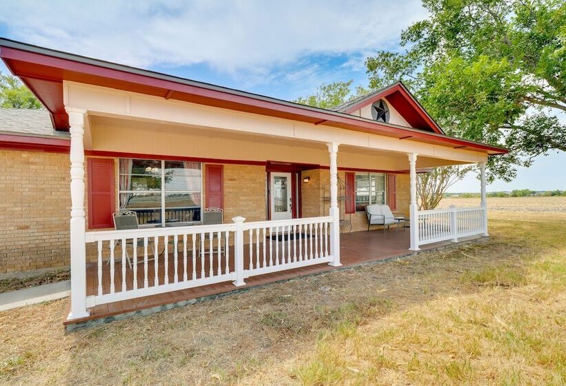 Texas Farmhouse Retreat On 10 Acres Near Austin!