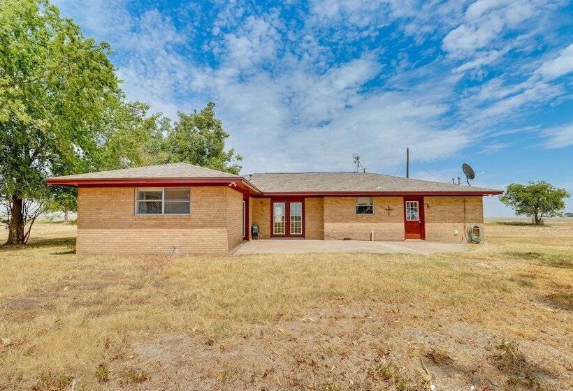 Texas Farmhouse Retreat On 10 Acres Near Austin!