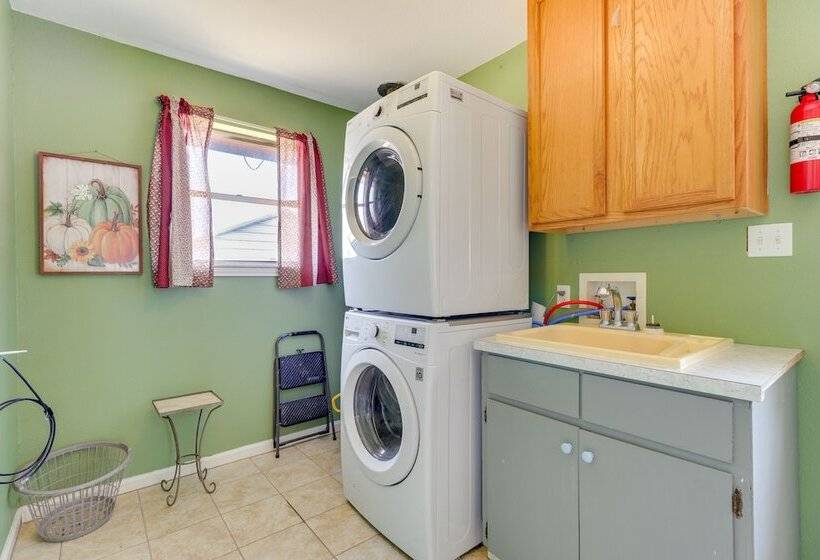 Texas Farmhouse Retreat On 10 Acres Near Austin!