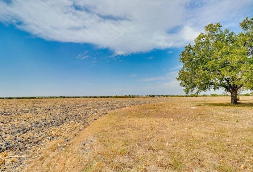 Texas Farmhouse Retreat On 10 Acres Near Austin!