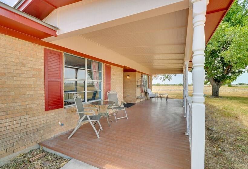 Texas Farmhouse Retreat On 10 Acres Near Austin!