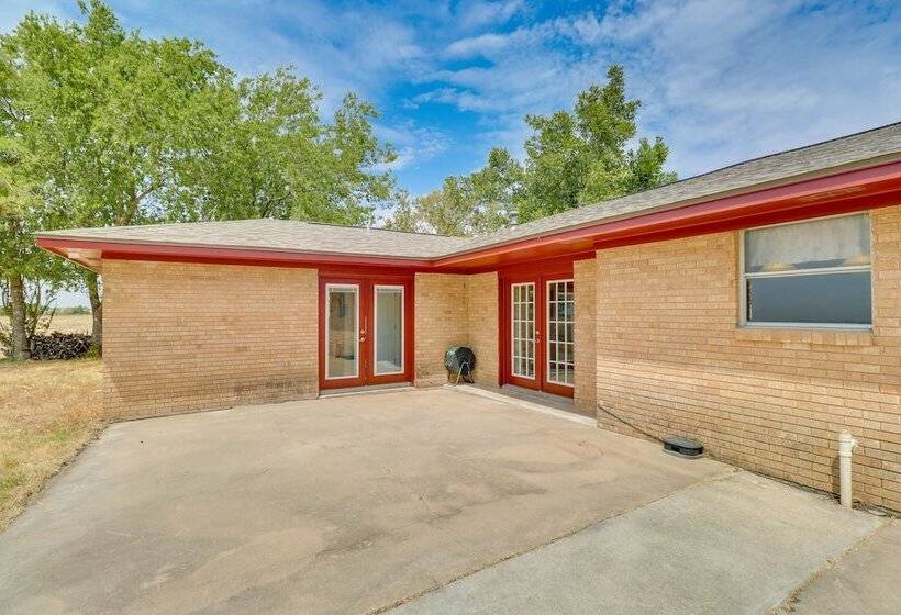 Texas Farmhouse Retreat On 10 Acres Near Austin!