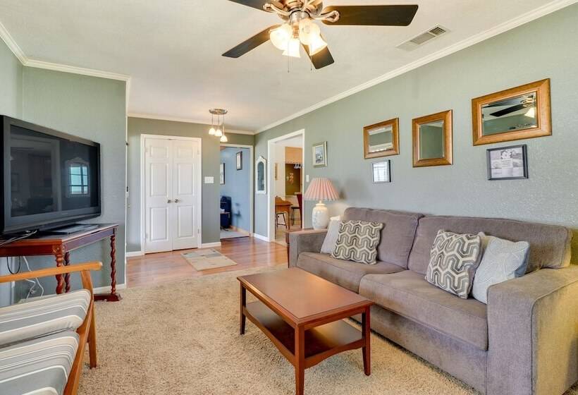 Texas Farmhouse Retreat On 10 Acres Near Austin!