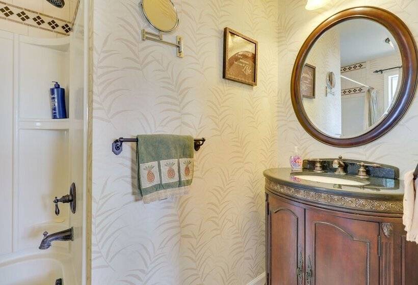 Texas Farmhouse Retreat On 10 Acres Near Austin!