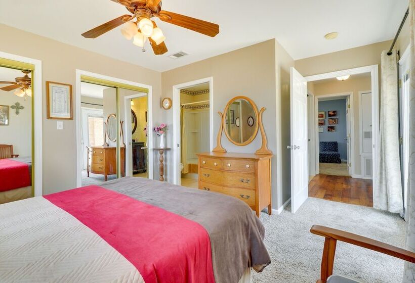 Texas Farmhouse Retreat On 10 Acres Near Austin!