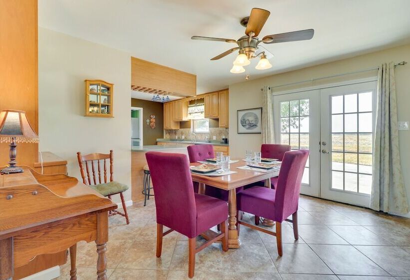 Texas Farmhouse Retreat On 10 Acres Near Austin!