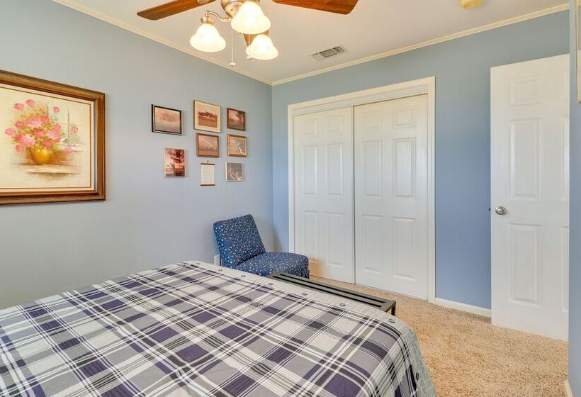 Texas Farmhouse Retreat On 10 Acres Near Austin!