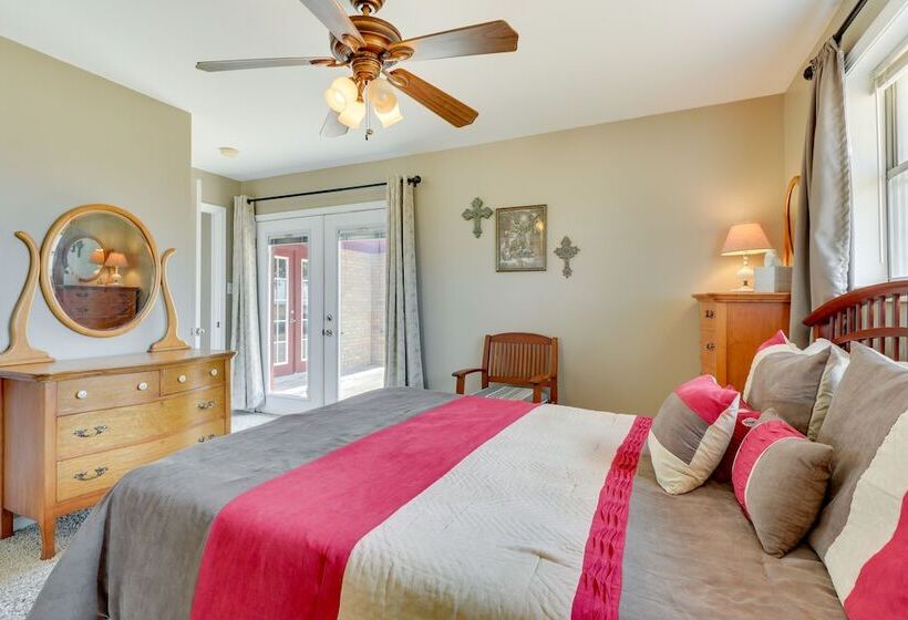 Texas Farmhouse Retreat On 10 Acres Near Austin!