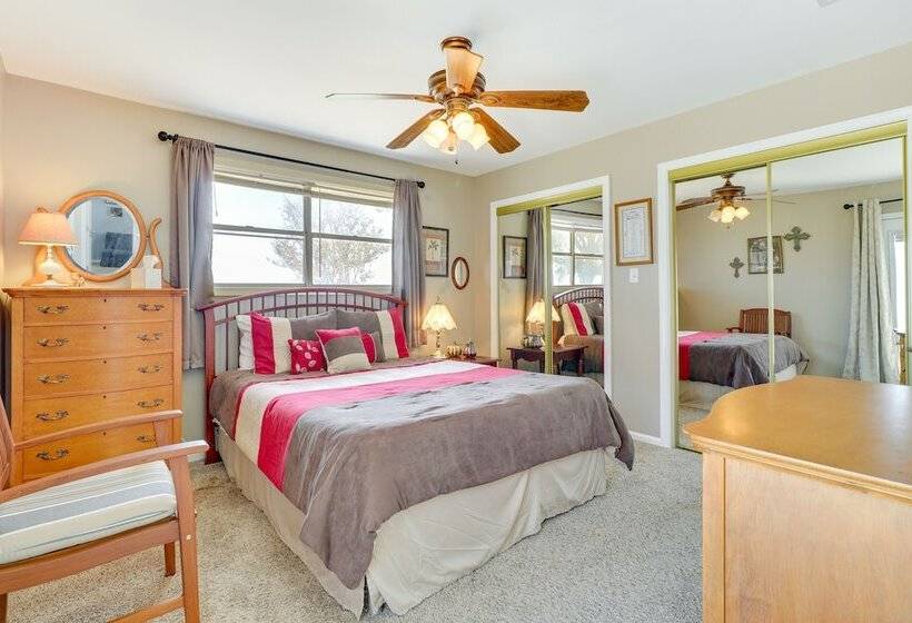 Texas Farmhouse Retreat On 10 Acres Near Austin!