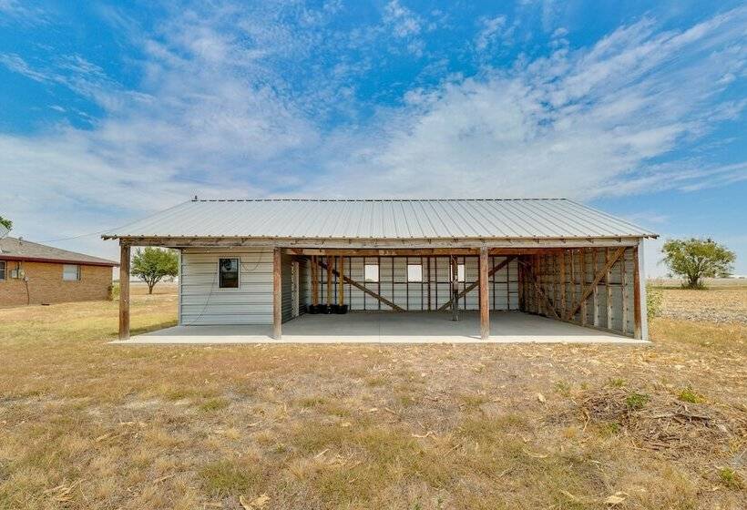 Texas Farmhouse Retreat On 10 Acres Near Austin!