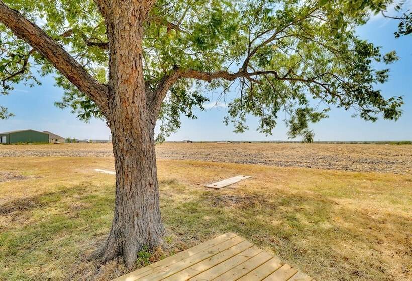 Texas Farmhouse Retreat On 10 Acres Near Austin!