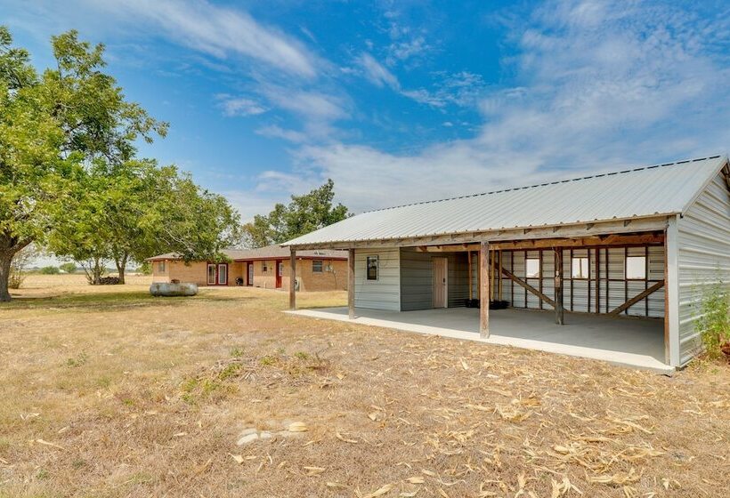 Texas Farmhouse Retreat On 10 Acres Near Austin!