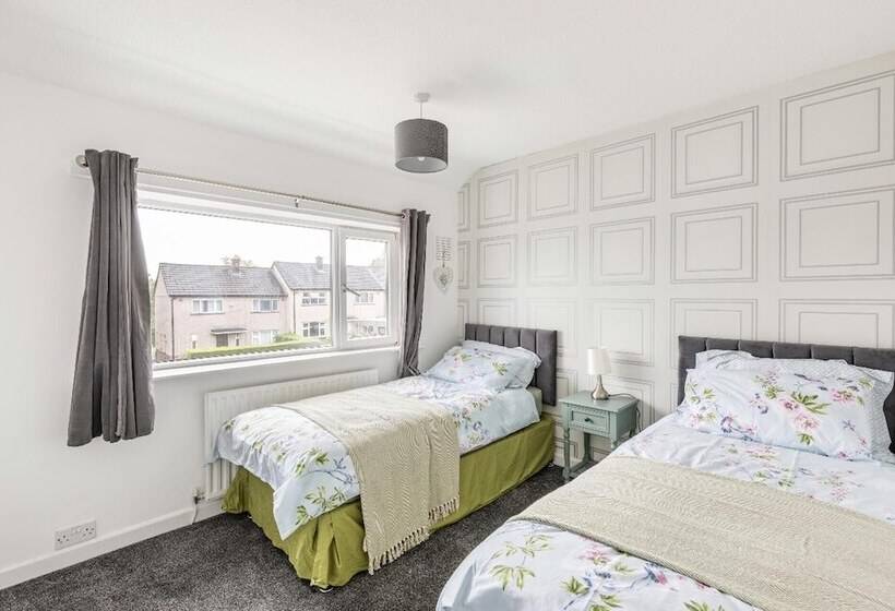 레지던스 Come & Unwind In Charming 5 Bed House In Blackburn