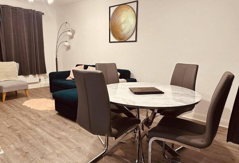 레지던스 Come & Unwind In Charming 5 Bed House In Blackburn