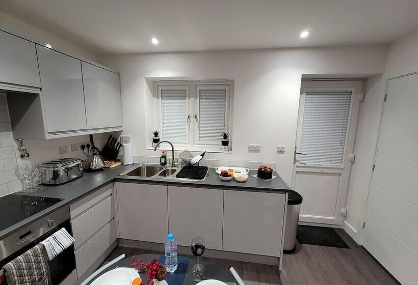 住所  Impeccable 2 Bed House In Milton Keynes