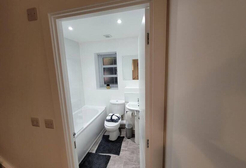 레지던스 Impeccable 2 Bed House In Milton Keynes