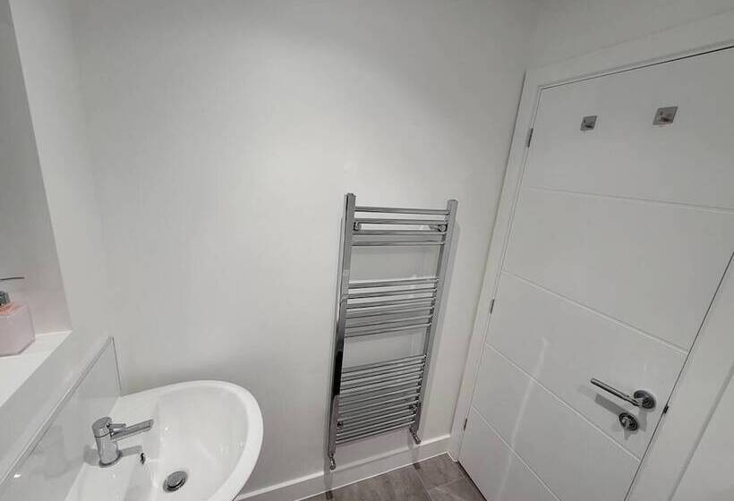 住所  Impeccable 2 Bed House In Milton Keynes