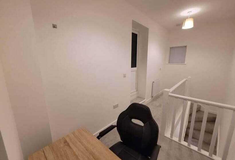 住所  Impeccable 2 Bed House In Milton Keynes