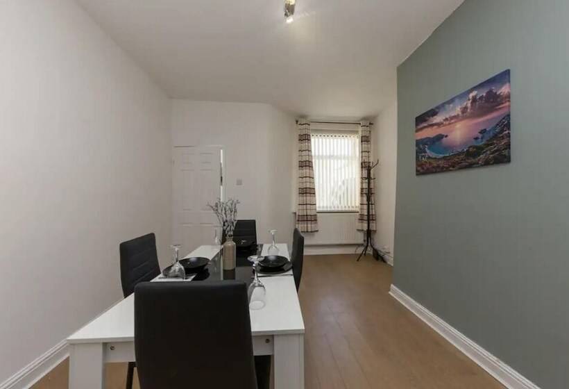 Резиденция Impeccable 2 Bed House In Stoke On Trent