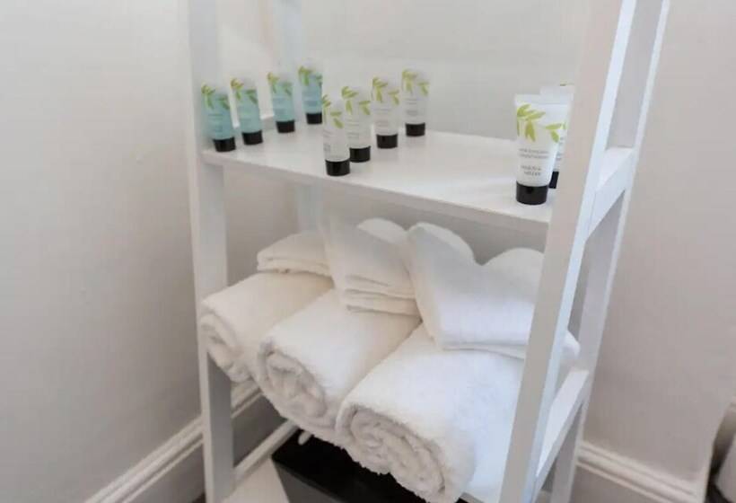 Резиденция Impeccable 2 Bed House In Stoke On Trent