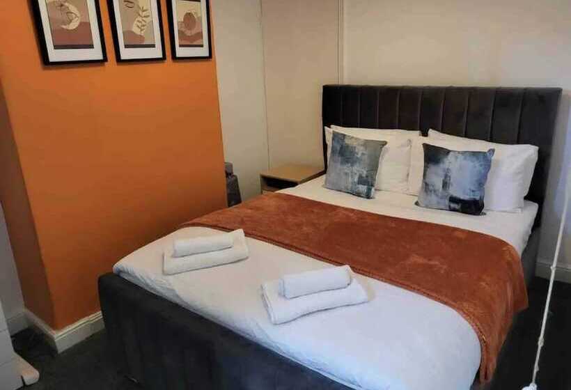 Резиденция Impeccable 2 Bed House In Stoke On Trent