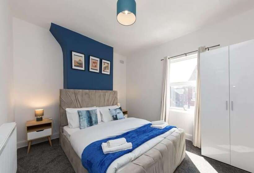 Резиденция Impeccable 2 Bed House In Stoke On Trent