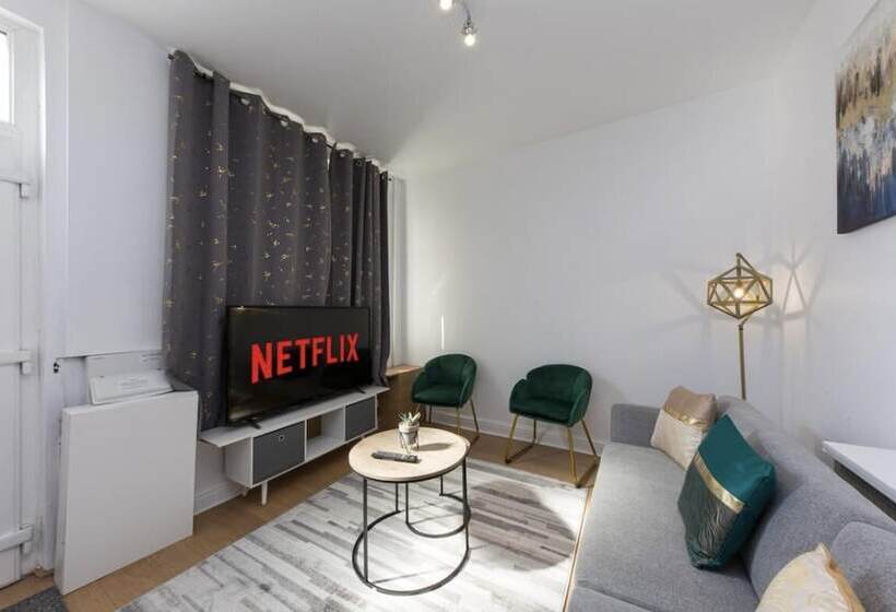 Резиденция Impeccable 2 Bed House In Stoke On Trent