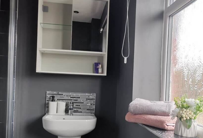 إقامة Olive And Carol S Beautiful 3 Bed House In Walsall