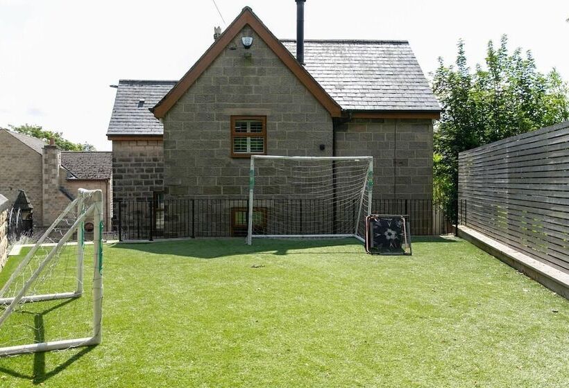 住所  Remarkable 4 Bed House Near Leeds Airport