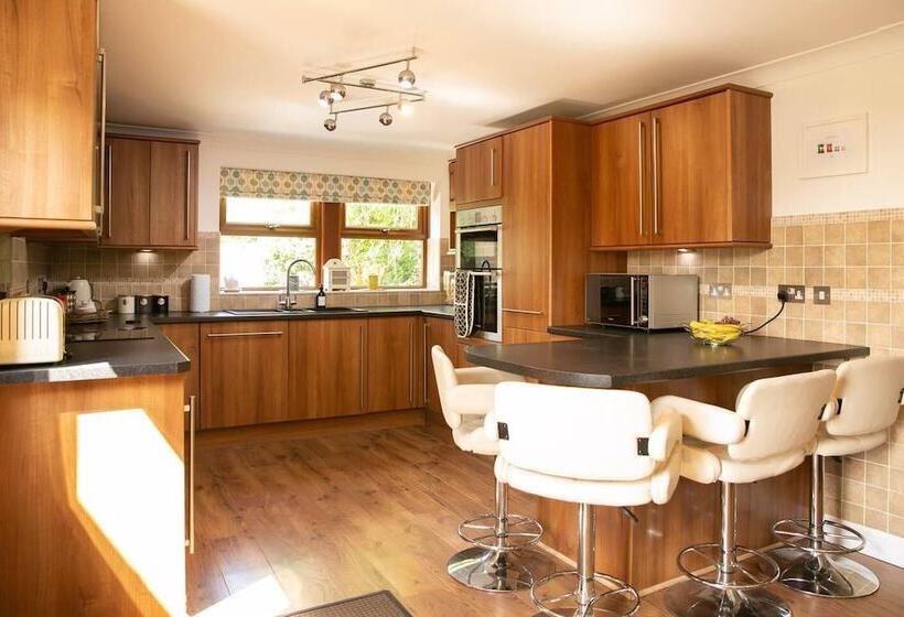 住所  Remarkable 4 Bed House Near Leeds Airport