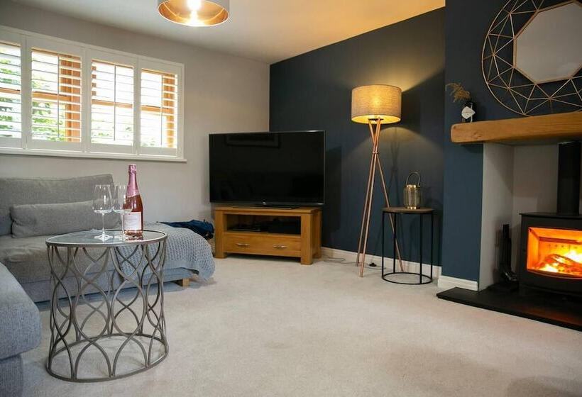 住所  Remarkable 4 Bed House Near Leeds Airport