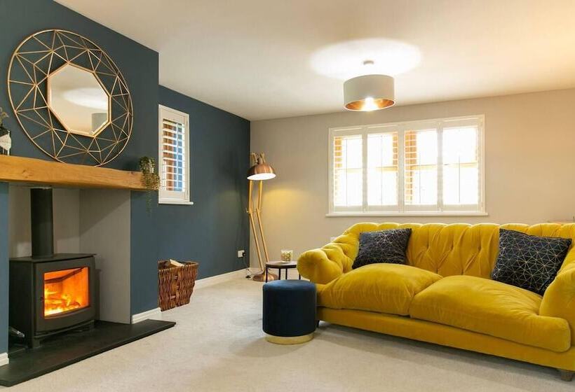 住所  Remarkable 4 Bed House Near Leeds Airport