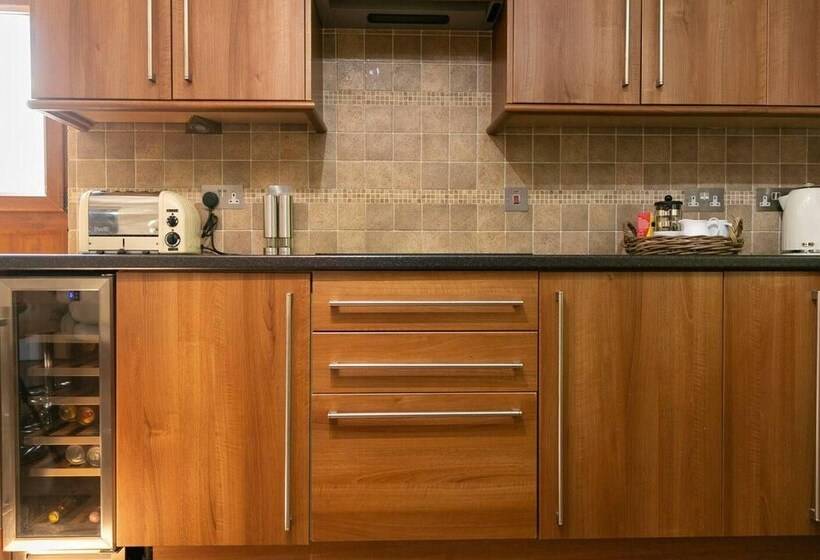 住所  Remarkable 4 Bed House Near Leeds Airport