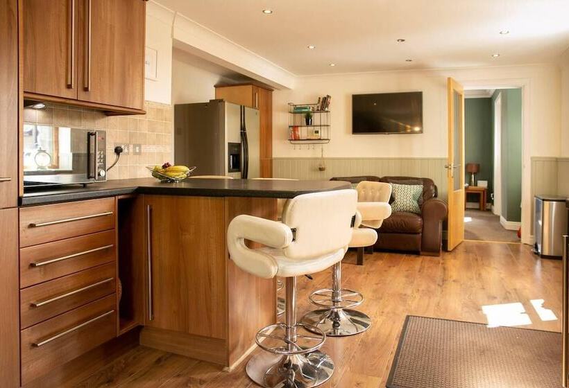 住所  Remarkable 4 Bed House Near Leeds Airport