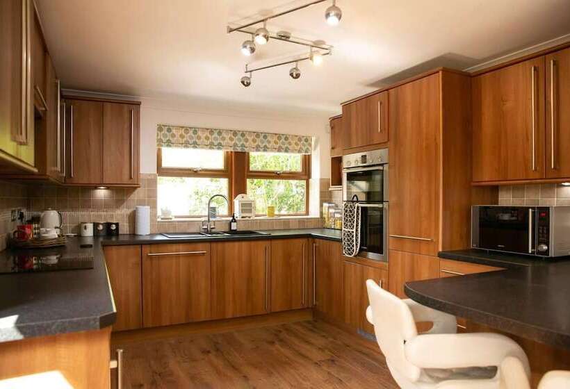 住所  Remarkable 4 Bed House Near Leeds Airport