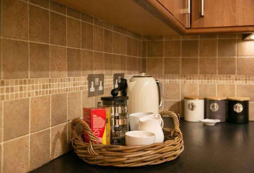 住所  Remarkable 4 Bed House Near Leeds Airport