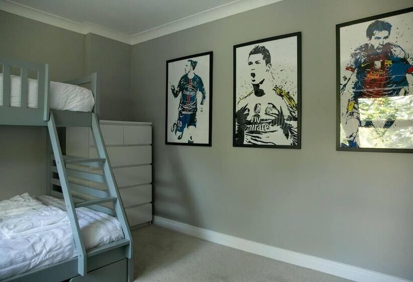 住所  Remarkable 4 Bed House Near Leeds Airport