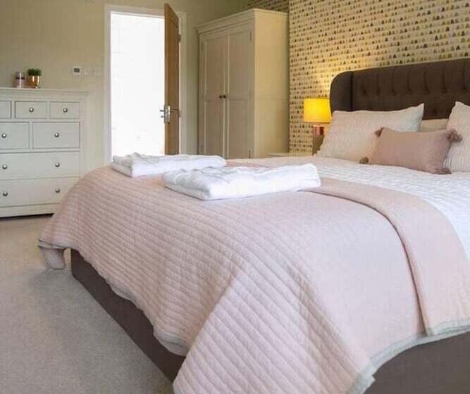 住所  Remarkable 4 Bed House Near Leeds Airport