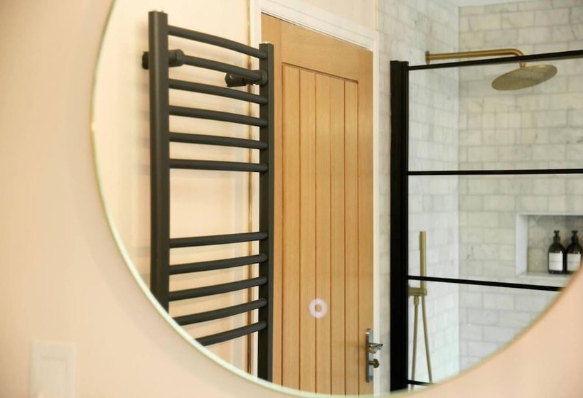 住所  Remarkable 4 Bed House Near Leeds Airport