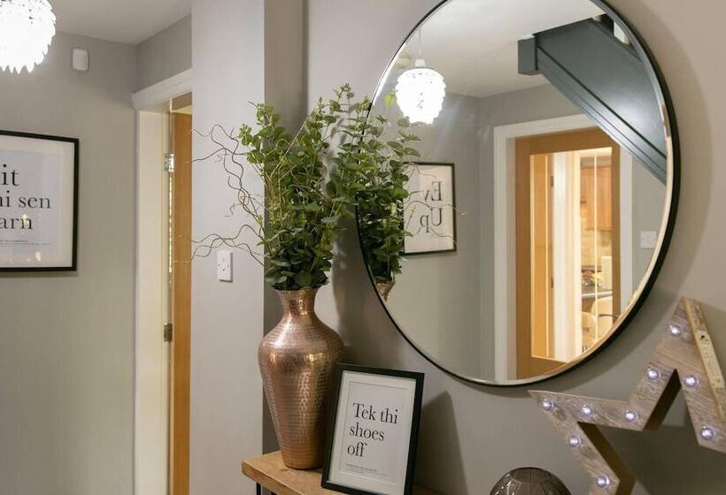 住所  Remarkable 4 Bed House Near Leeds Airport