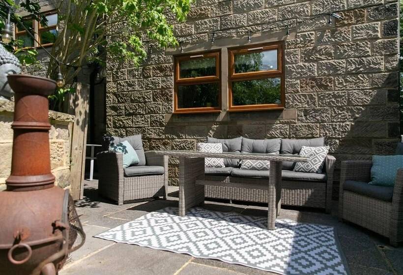 住所  Remarkable 4 Bed House Near Leeds Airport