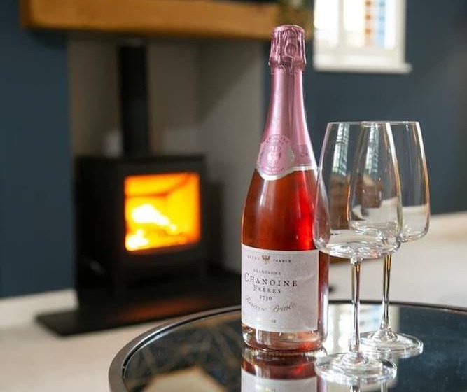 住所  Remarkable 4 Bed House Near Leeds Airport