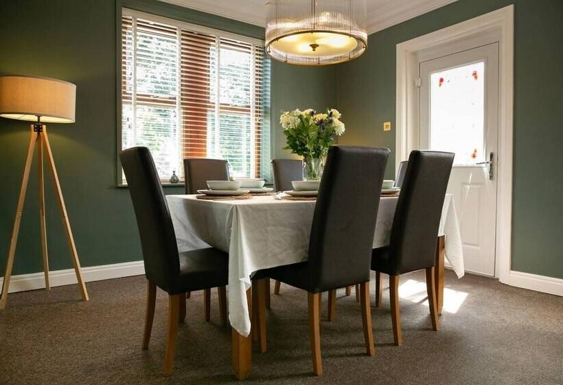 住所  Remarkable 4 Bed House Near Leeds Airport