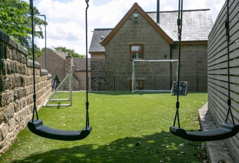 住所  Remarkable 4 Bed House Near Leeds Airport