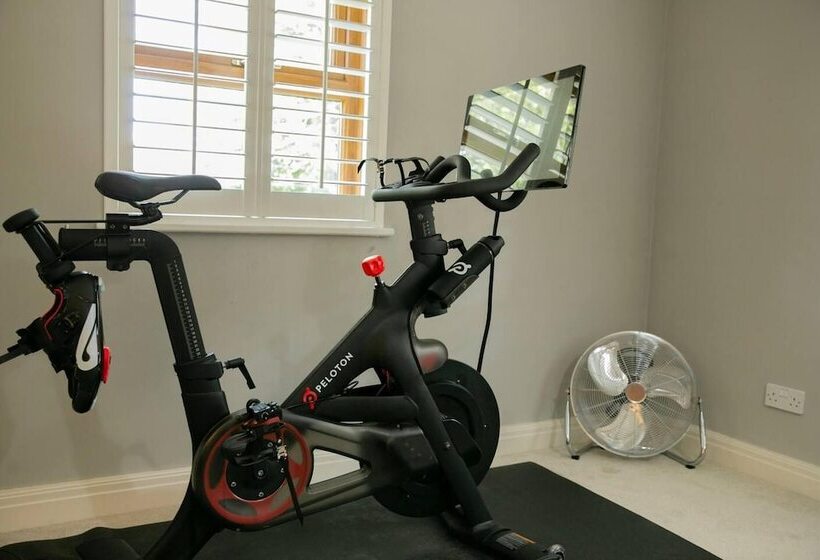 住所  Remarkable 4 Bed House Near Leeds Airport