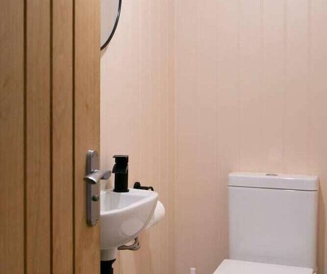 住所  Remarkable 4 Bed House Near Leeds Airport