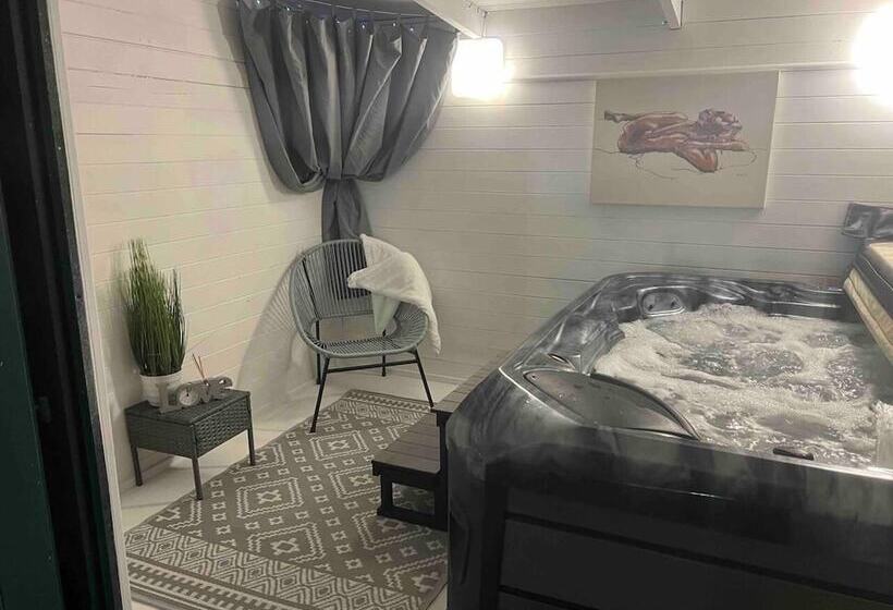 اقامتگاه Serenity Haven 4 Bed With Hottub,games,gym & More