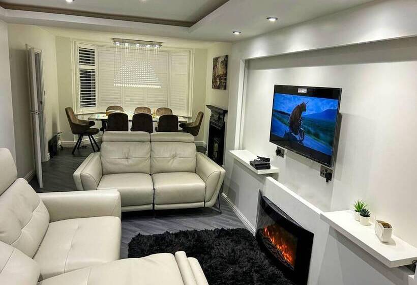 اقامتگاه Serenity Haven 4 Bed With Hottub,games,gym & More