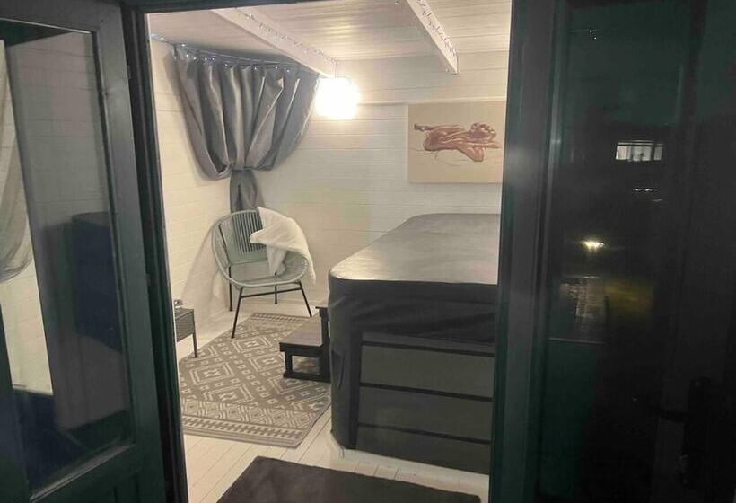 اقامتگاه Serenity Haven 4 Bed With Hottub,games,gym & More