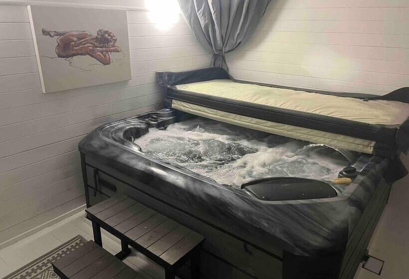 اقامتگاه Serenity Haven 4 Bed With Hottub,games,gym & More